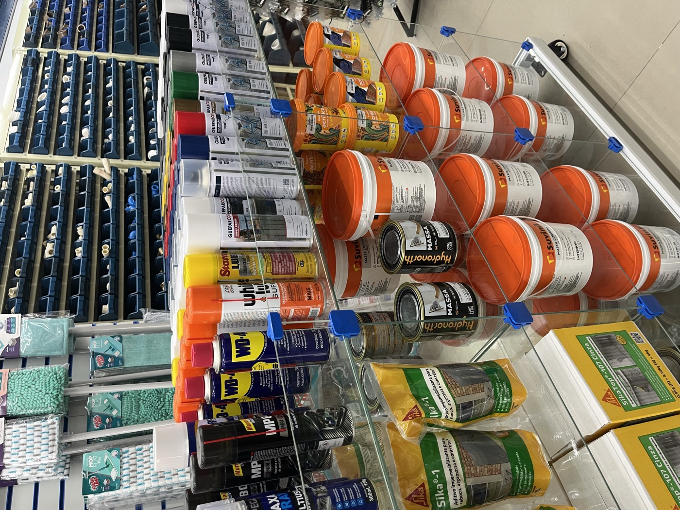 Tintas, massa e impermeabilizantes nas prateleiras