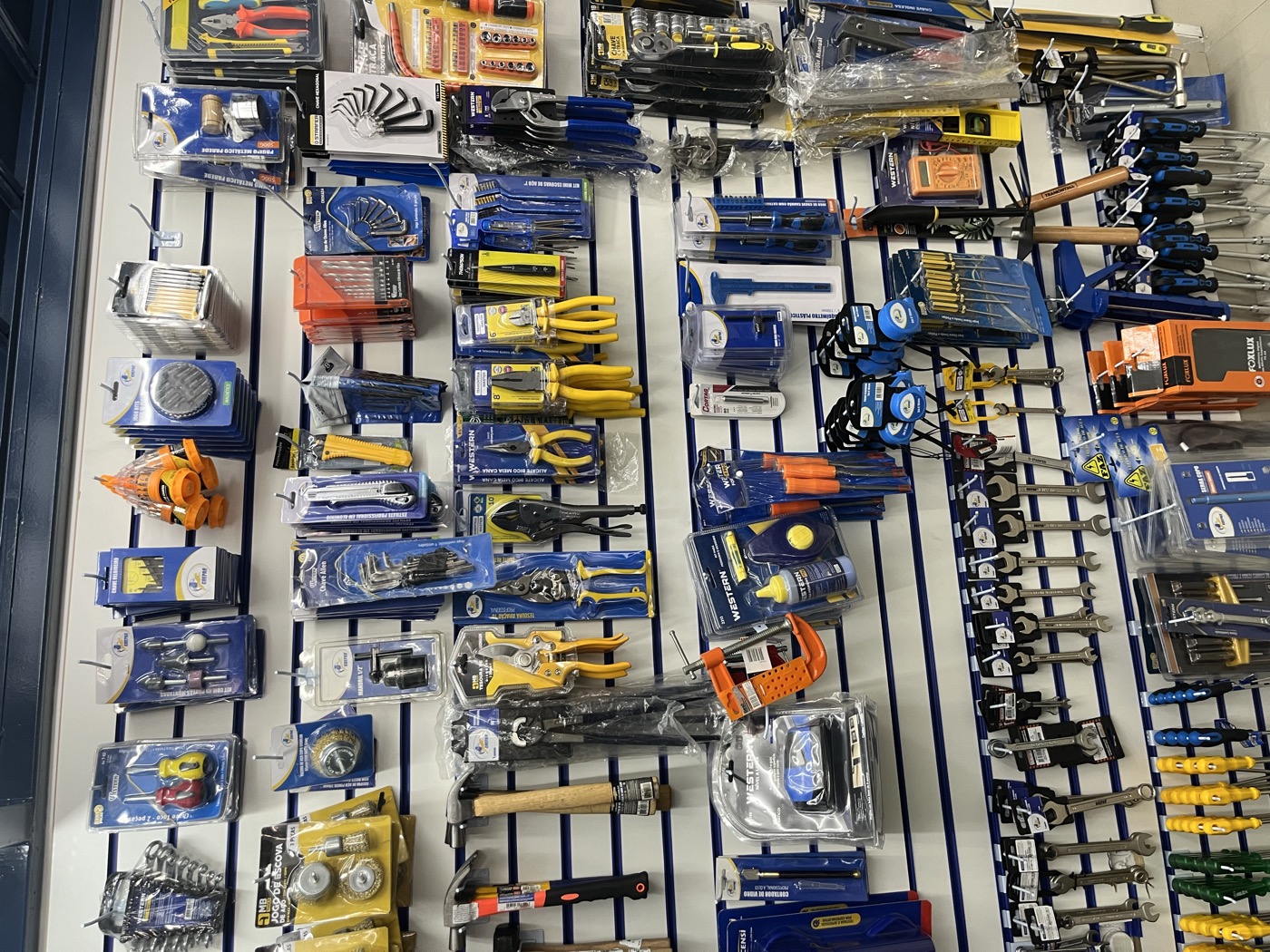 Painel de ferramentas e ferragens da loja